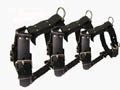 Trois harnais de soutien, en noir, avec boucles et sangles ajustables.